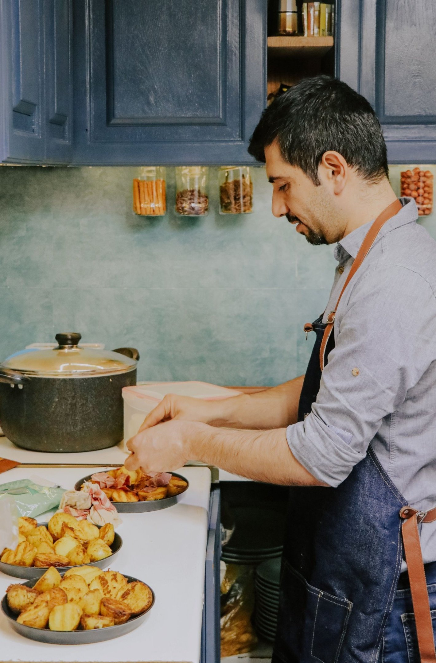 Cocinero aficionado preparando aperitivos en la cocina de su casa