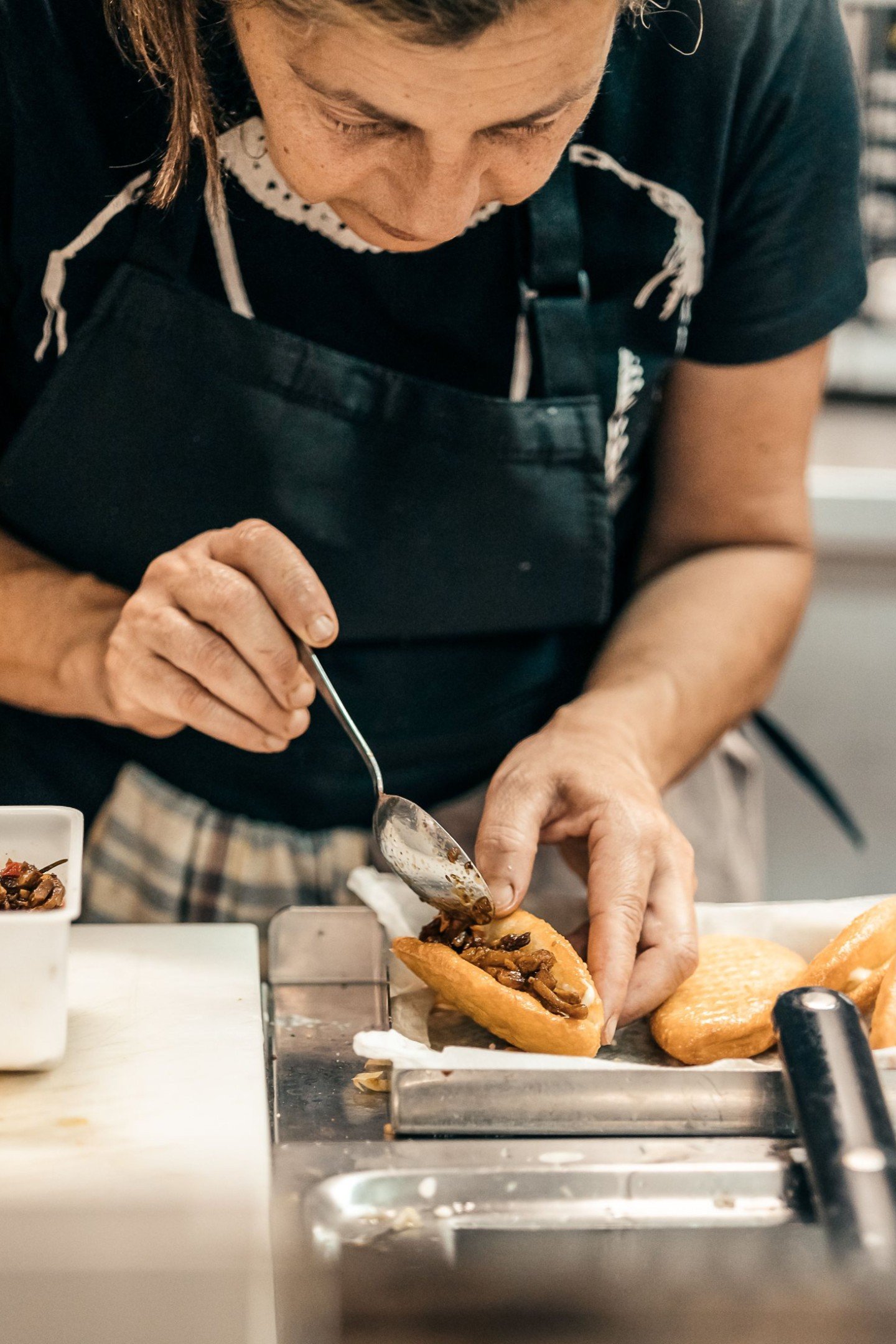 Cocinera aficionada emplatando un aperitivo